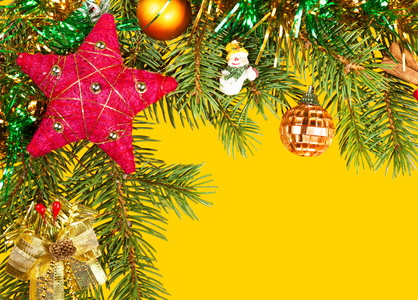 圣诞背景。冷杉分支和锥体上黄色