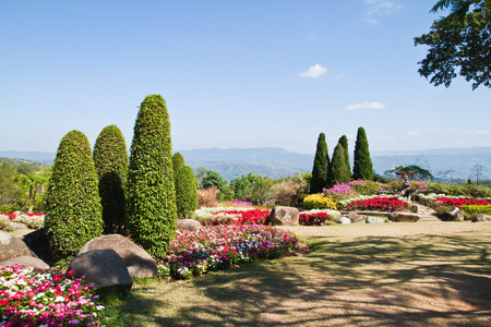 蔚蓝的天空和山美花园