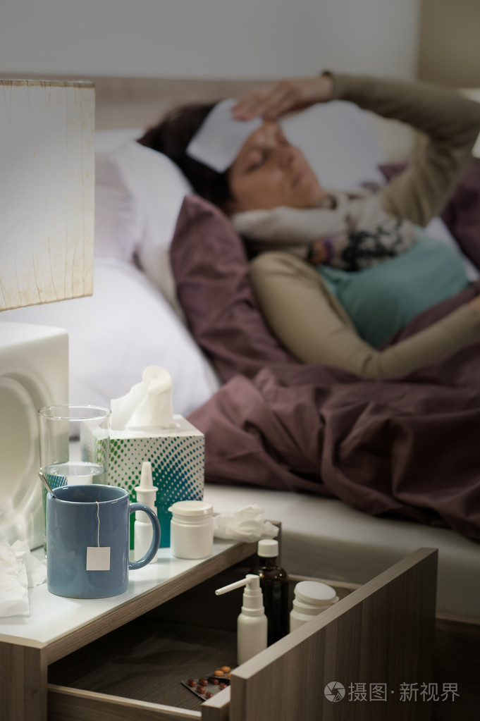 流感药品床头柜生病的女人