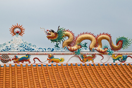 龙雕塑中国祠 泰国东部的屋顶上