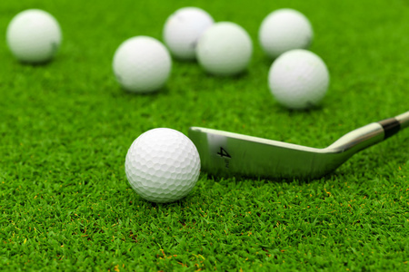 高尔夫球在球棒上三通在绿色路线上的驱动程序