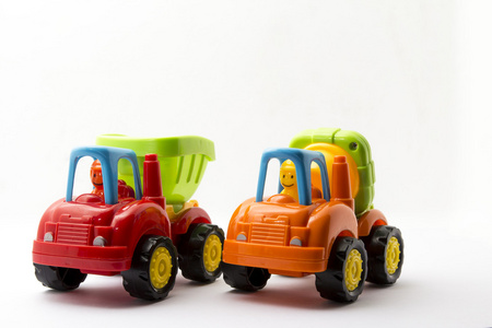2 颜色的玩具车。在白色背景上孤立