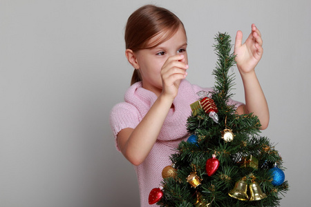 附近的 cristmas 树的女孩