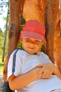微笑孩子在夏天公园戴帽