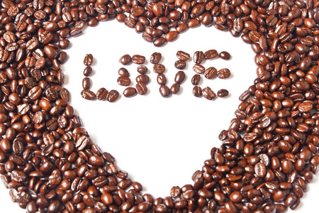 心脏从褐色咖啡豆和爱的词