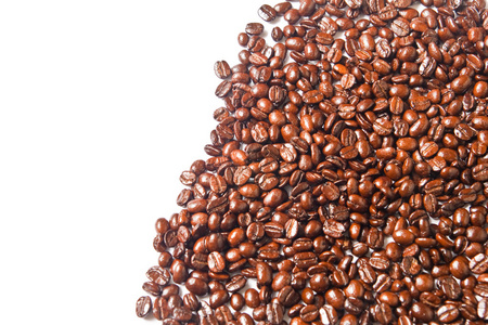 许多褐色咖啡豆为背景的