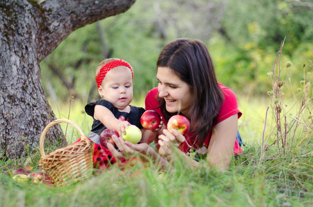 妈妈 宝宝和苹果