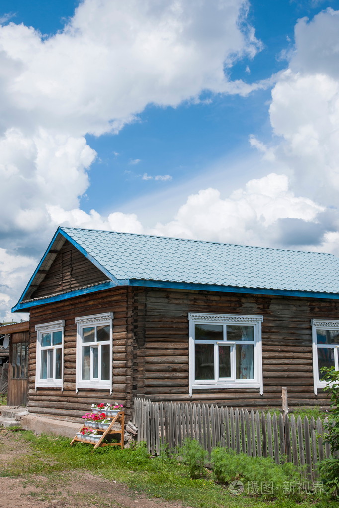 内蒙古呼伦贝尔金额ergunaen和别致小镇的河边小农场的房子