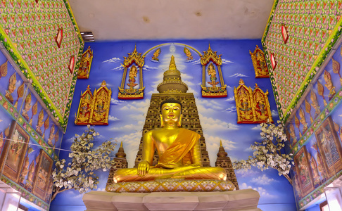 在殿里，泰国佛像