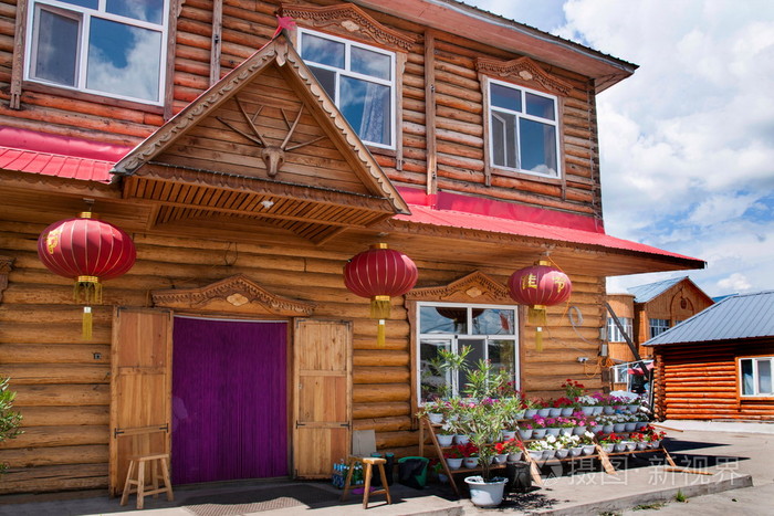 内蒙古呼伦贝尔金额 ergunaen 和别致小镇的河边小农场的房子