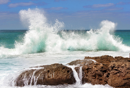 海浪在岩石上撞毁