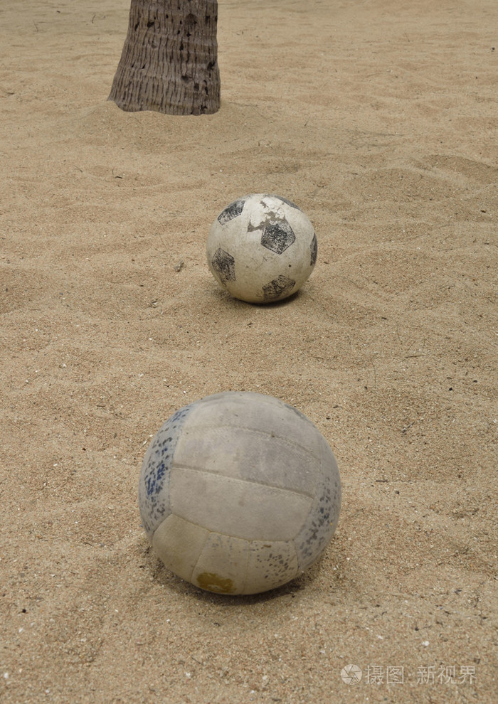 在abeach上的两个球