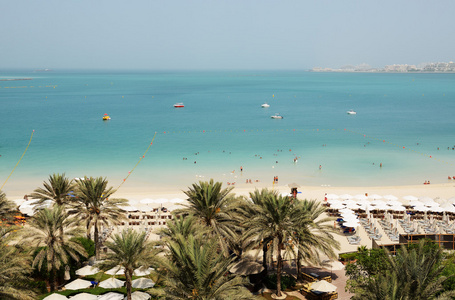 在朱美拉棕榈人工岛，迪拜，阿联酋的沙滩