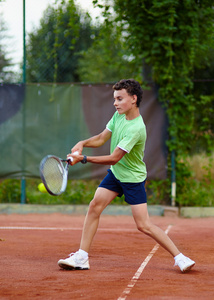 孩子打网球