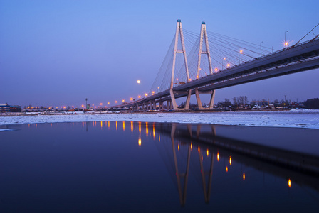冬季在圣彼得堡涅瓦河跨斜拉桥图片