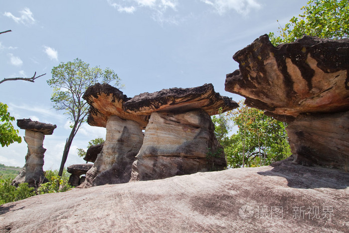 蘑菇石和蔚蓝的天空天然石头作为蘑菇在ph值