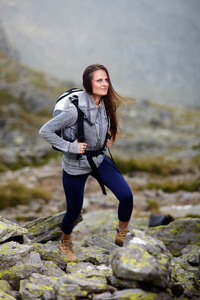 女子登山者攀登