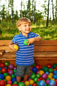 快乐的孩子玩多彩塑料球