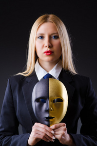 戴着面具的虚伪概念中的女人照片