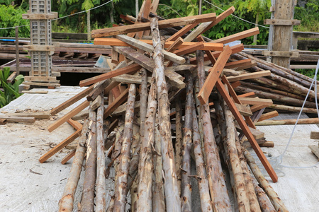 建设大厦的木松木材的集