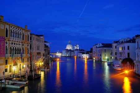 威尼斯夜渠，美丽的灯光，威尼斯意大利HDR