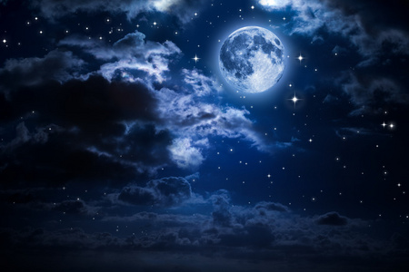 月亮和云彩在夜晚