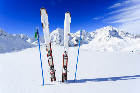 滑雪 冬季 山脉的滑雪道上滑雪设备