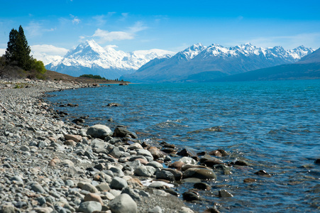 美丽的景色湖和山在蔚蓝的天空，南岛，新西兰