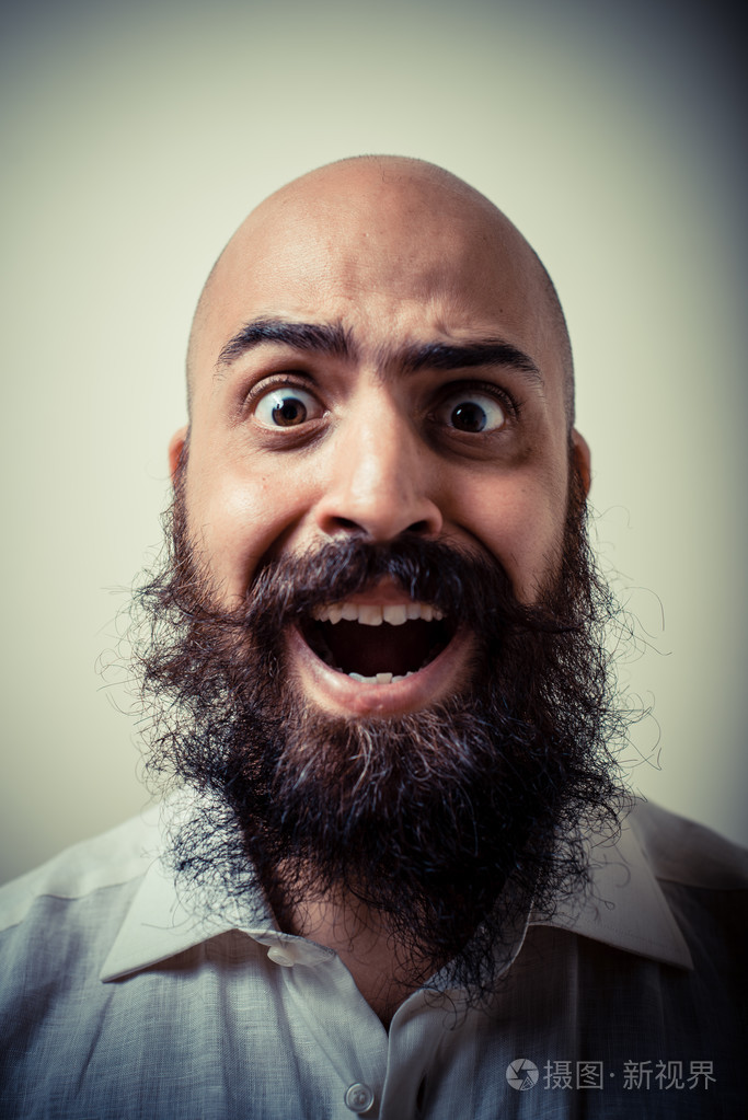 滑稽的长胡子老头白衬衫