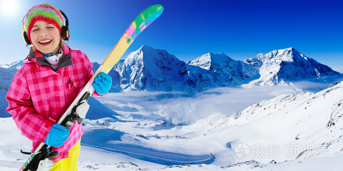 滑雪 冬天好玩可爱滑雪女孩享受滑雪假期