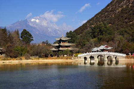 黑龙池玉龙雪山在丽江，云南，中国