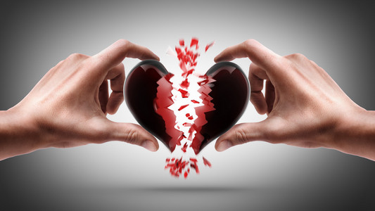约会的骗局手中握着破碎的心照片