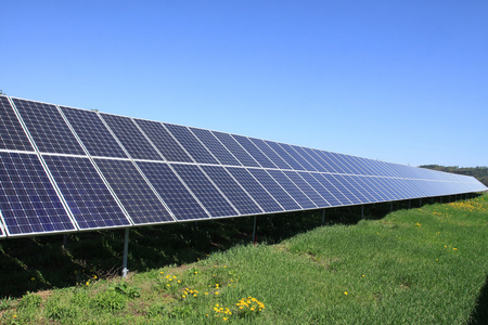 夏天草地上太阳能发电站的详细信息