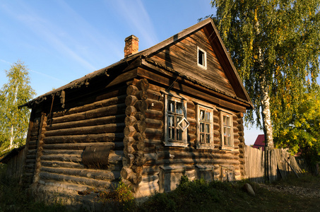 被遗弃的老房子在俄罗斯村庄