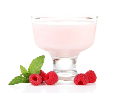 美味酸奶与孤立在白色的浆果