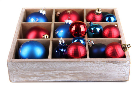 圣诞玩具在木盒上白色隔离