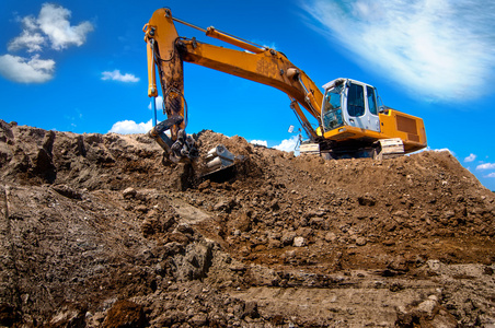 在沙坑里用凸起桶工业挖掘机推土机