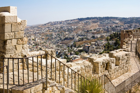 从古代耶路撒冷的城墙向居民区和城市屋顶查看
