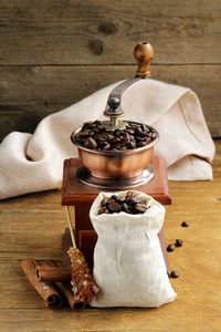 在木桌上烤的咖啡豆