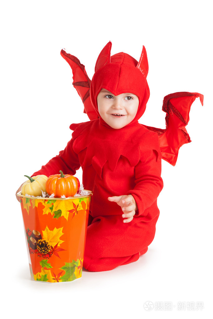 坐在旁边大桶的红色魔鬼服装的小男孩