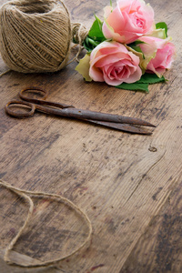 玫瑰与旧生锈古董剪刀