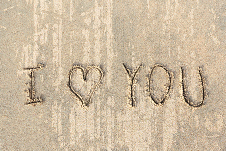 我爱你为天然砂中的手写体图片