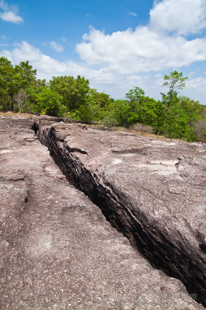 含裂纹的史前石头山和蓝蓝的天空