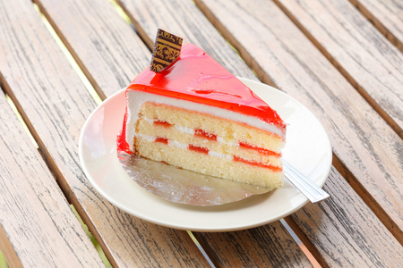 在桌上的白盘子里的草莓蛋糕