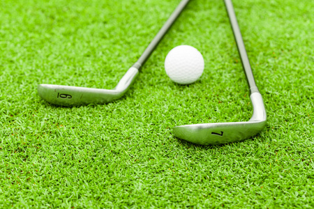 高尔夫球在球棒上三通在绿色路线上的驱动程序