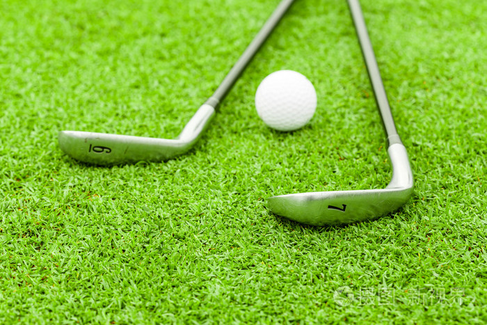 高尔夫球在球棒上三通在绿色路线上的驱动程序
