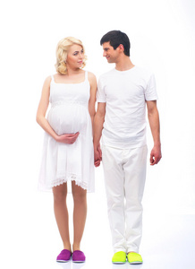 一对年轻夫妇有吸引力 怀孕的母亲和快乐的父亲上白色孤立