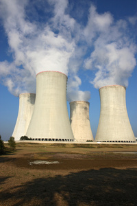核电站的四个冷却水塔的细节