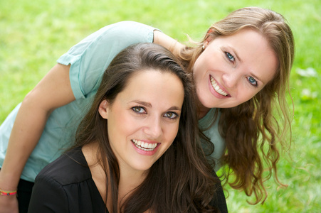 户外笑的两个年轻妇女的肖像