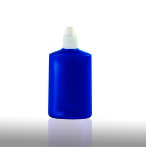 蓝色与清洗液体的塑料瓶。白背上孤立